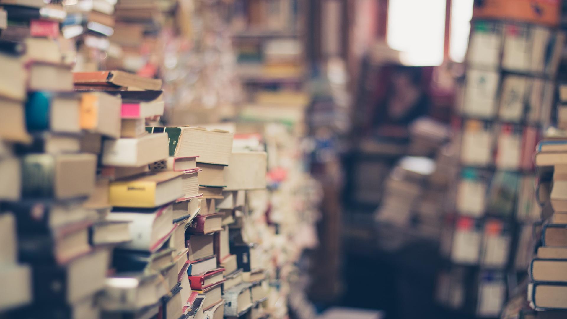 Bücher liegen auf einem Stapel. Bücher liegen auf einem Stapel.
