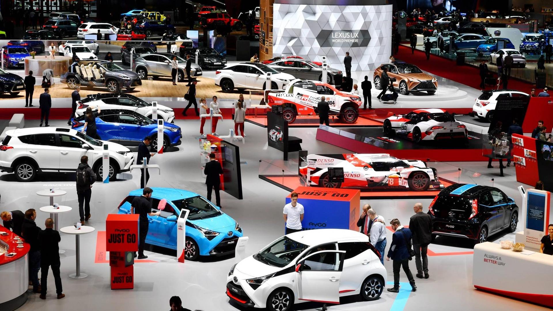 Auf dem Internationalen Autosalon in Genf zeigen verschiedene Hersteller ihre neuen Modelle Auf dem Internationalen Autosalon in Genf zeigen verschiedene Hersteller ihre neuen Modelle