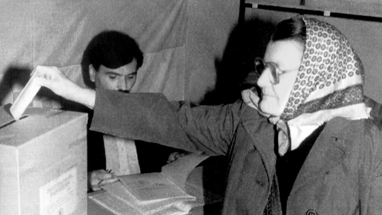 Eine ältere Frau gibt in einem Wahllokal im kroatischen Vukuvar ihre Stimme ab. Am 19. Mai 1991 stimmten 94 Prozent der Wähler für die Unabhängigkeit Kroatiens, die am 8. Oktober 1991 in Kraft gesetzt wurde. Eine ältere Frau gibt in einem Wahllokal im kroatischen Vukuvar ihre Stimme ab. Am 19. Mai 1991 stimmten 94 Prozent der Wähler für die Unabhängigkeit Kroatiens, die am 8. Oktober 1991 in Kraft gesetzt wurde.