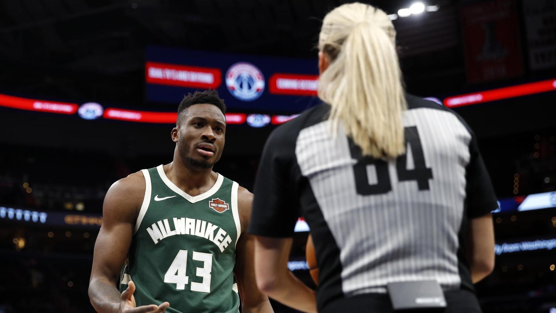 Thanasis Antetokounmpo von den Milwaukee Bucks bespricht sich mit Schiedsrichterin Jenna Schroeder. Thanasis Antetokounmpo von den Milwaukee Bucks bespricht sich mit Schiedsrichterin Jenna Schroeder.