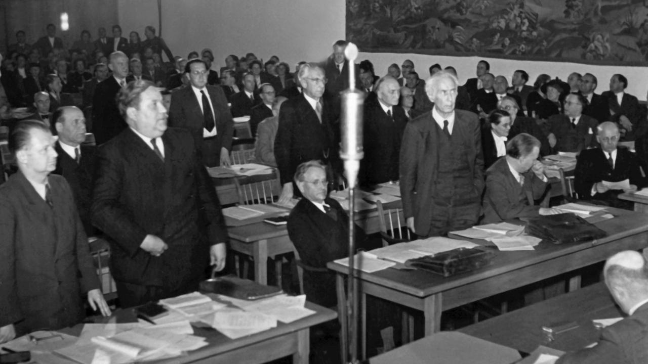Abstimmung über das Grundgesetz am 8. Mai 1949 im Sitzungssaal des Parlamentarischen Rates im Gebäude der früheren pädagogischen Akademie in Bonn. In der ersten Reihe (l-r): Walter Menzel, Carlo Schmid, Paul Löbe und Theodor Heuss.
