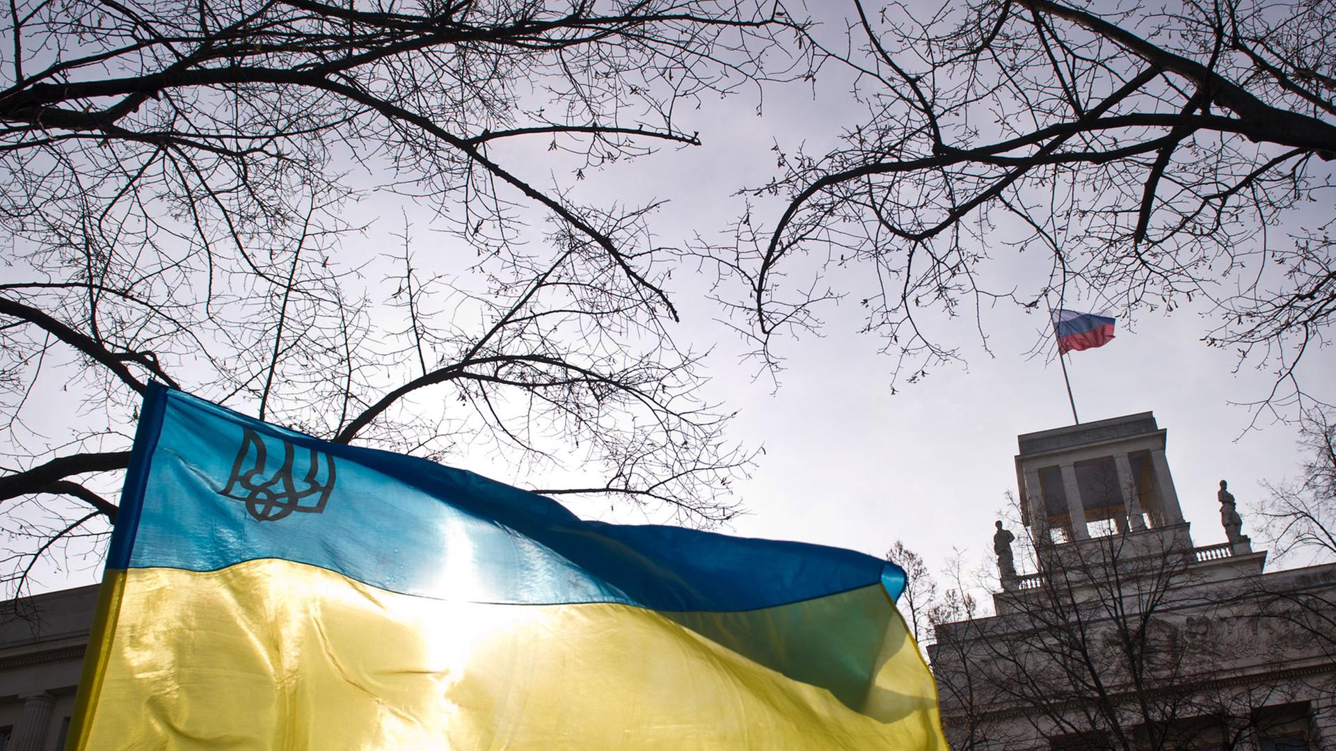 Die ukrainische Flagge ist am 03.03.2014 in Berlin am Rande einer Demonstration vor der russischen Botschaft zu sehen. Die ukrainische Flagge ist am 03.03.2014 in Berlin am Rande einer Demonstration vor der russischen Botschaft zu sehen.