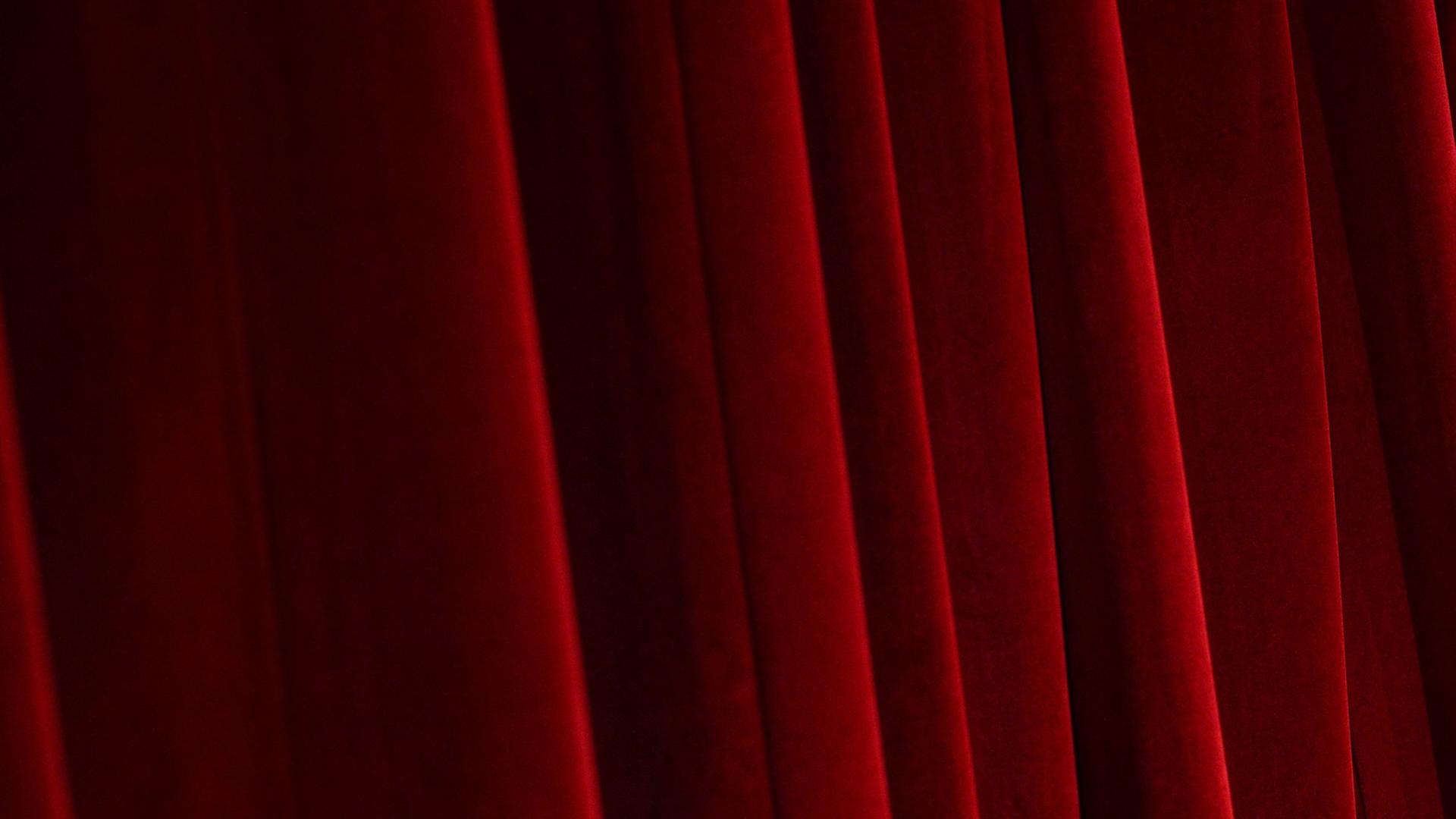 Ein roter Theatervorhang.