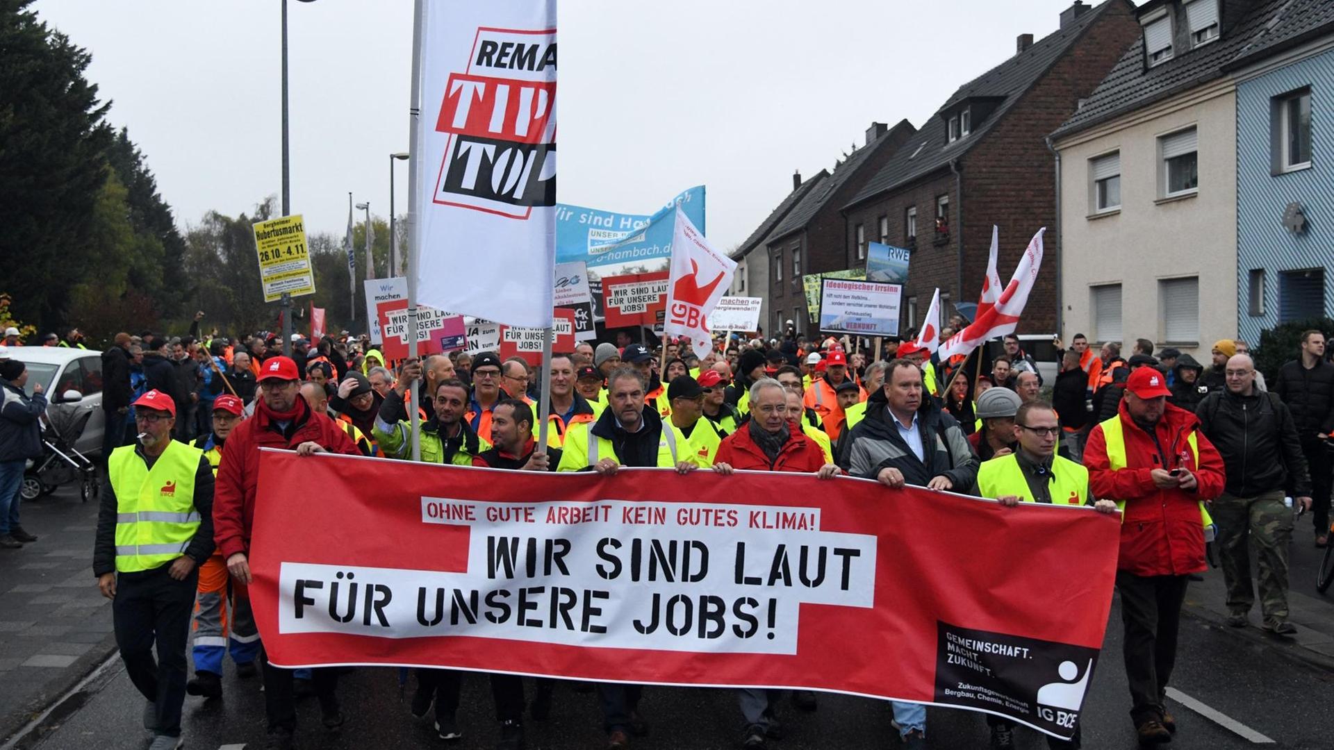 Mehrere tausend Menschen demonstrieren für den Erhalt der Braunkohleförderung. Mehrere tausend Menschen demonstrieren für den Erhalt der Braunkohleförderung.