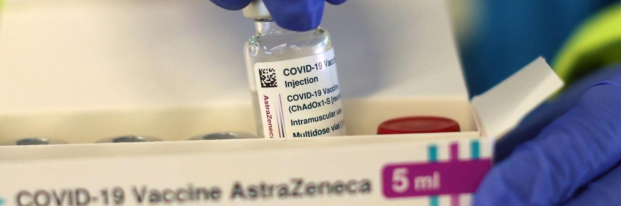 Ein Flaschchen des Covid-19-Impfstoffes von AstraZeneca wird aus der Verpackung genommen. Madrid, 27.02.2021. Ein Flaschchen des Covid-19-Impfstoffes von AstraZeneca wird aus der Verpackung genommen. Madrid, 27.02.2021.