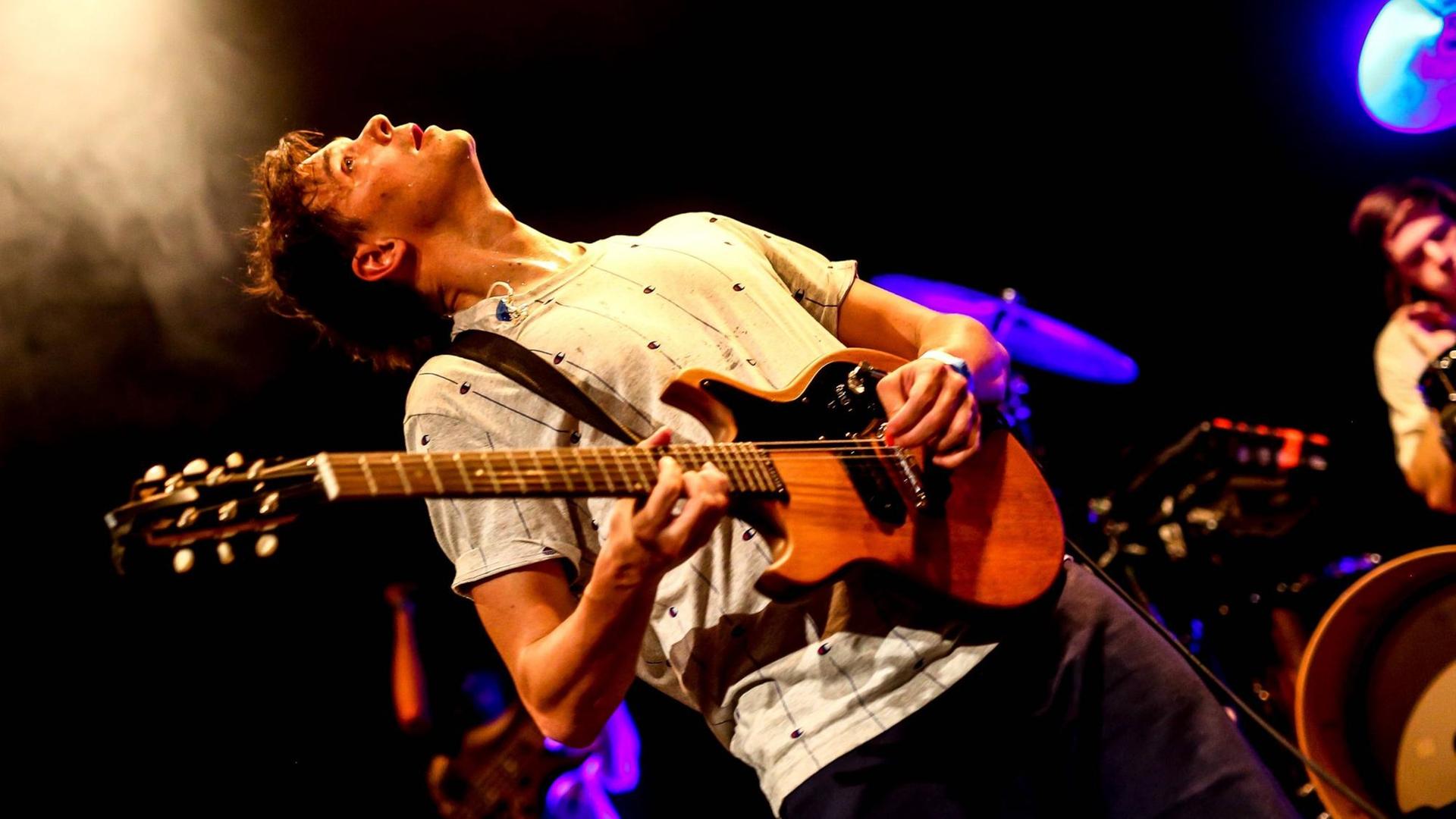 Dave Longstreth spielt Gitarre bei einem Konzert von Dirty Projectors. Dave Longstreth spielt Gitarre bei einem Konzert von Dirty Projectors.