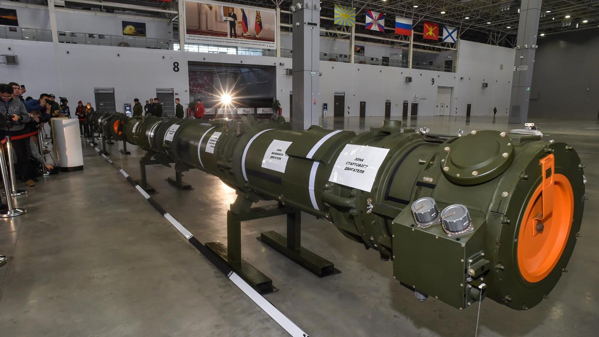 Der Marschflugkörper 9M729 wird in einer Halle präsentiert. Der Marschflugkörper 9M729 wird in einer Halle präsentiert.