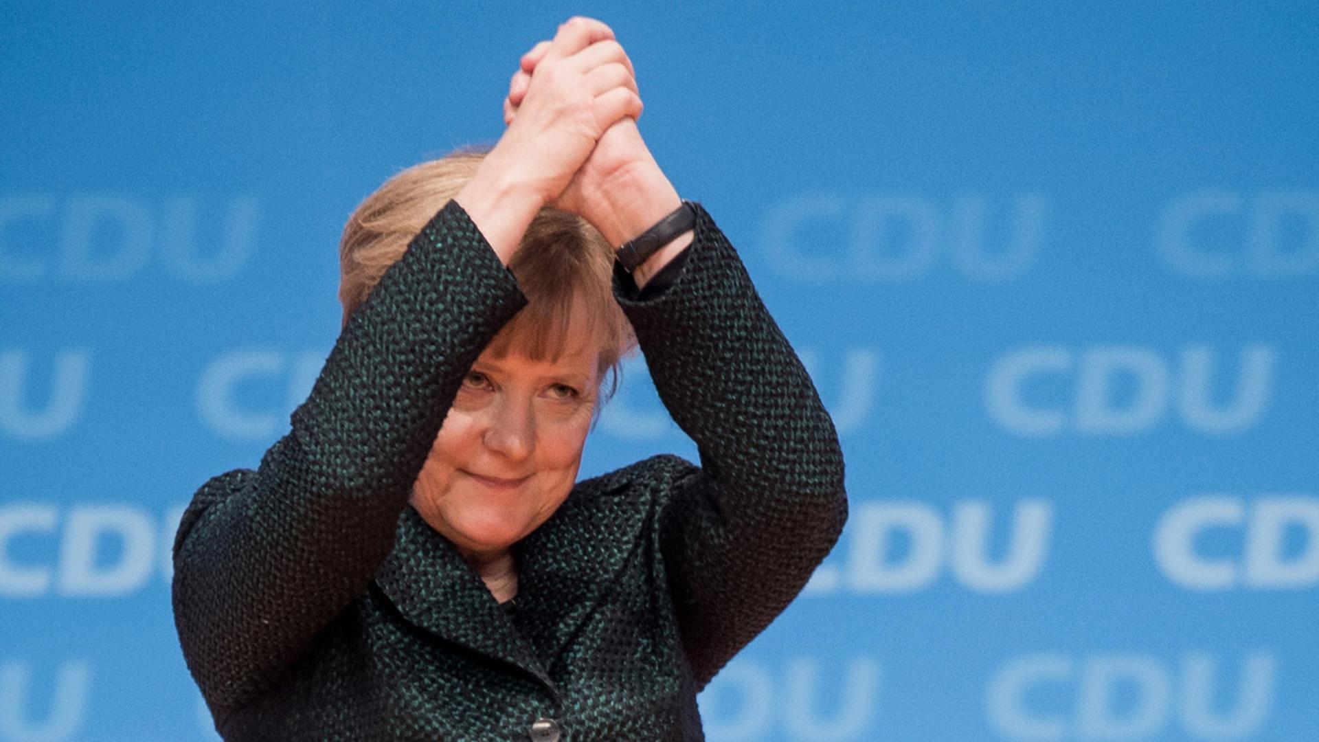 Die CDU-Vorsitzende und Bundeskanzlerin Angela Merkel winkt am 09.12.2014 in Köln (Nordrhein-Westfalen) nach ihrer Rede während des Bundesparteitages der CDU.