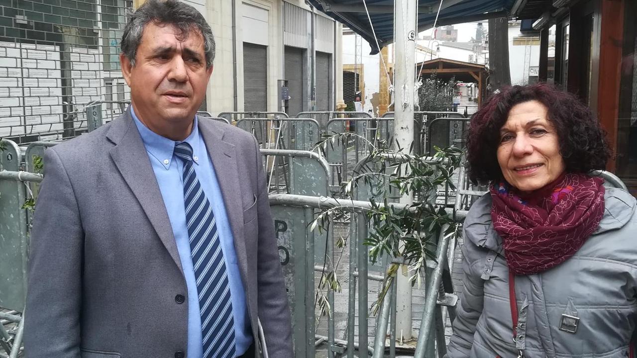 Christina Valanidou (rechts) und Sener Elcil am geschlossenen Checkpoint an der Ledra-Straße in Nicosia Christina Valanidou (rechts) und Sener Elcil am geschlossenen Checkpoint an der Ledra-Straße in Nicosia