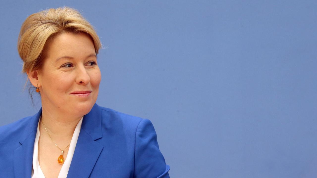 Porträtbild von Franziska Giffey (SPD), Bundesministerin für Familie, Senioren, Frauen und Jugend Porträtbild von Franziska Giffey (SPD), Bundesministerin für Familie, Senioren, Frauen und Jugend