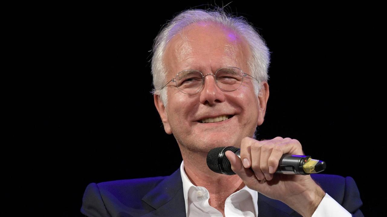 Dieses Bild zeigt Harald Schmidt 2018 bei einem Gespräch zwischen dem Schauspieler, Kabarettisten, Kolumnisten, Entertainer, Schriftsteller und Moderator Harald Schmidt und dem Philosophen Franz Schu, im Stadttheater Gmunden, im Rahmen der Salzkammergut Festwochen Gmunden 2018. Dieses Bild zeigt Harald Schmidt 2018 bei einem Gespräch zwischen dem Schauspieler, Kabarettisten, Kolumnisten, Entertainer, Schriftsteller und Moderator Harald Schmidt und dem Philosophen Franz Schu, im Stadttheater Gmunden, im Rahmen der Salzkammergut Festwochen Gmunden 2018.