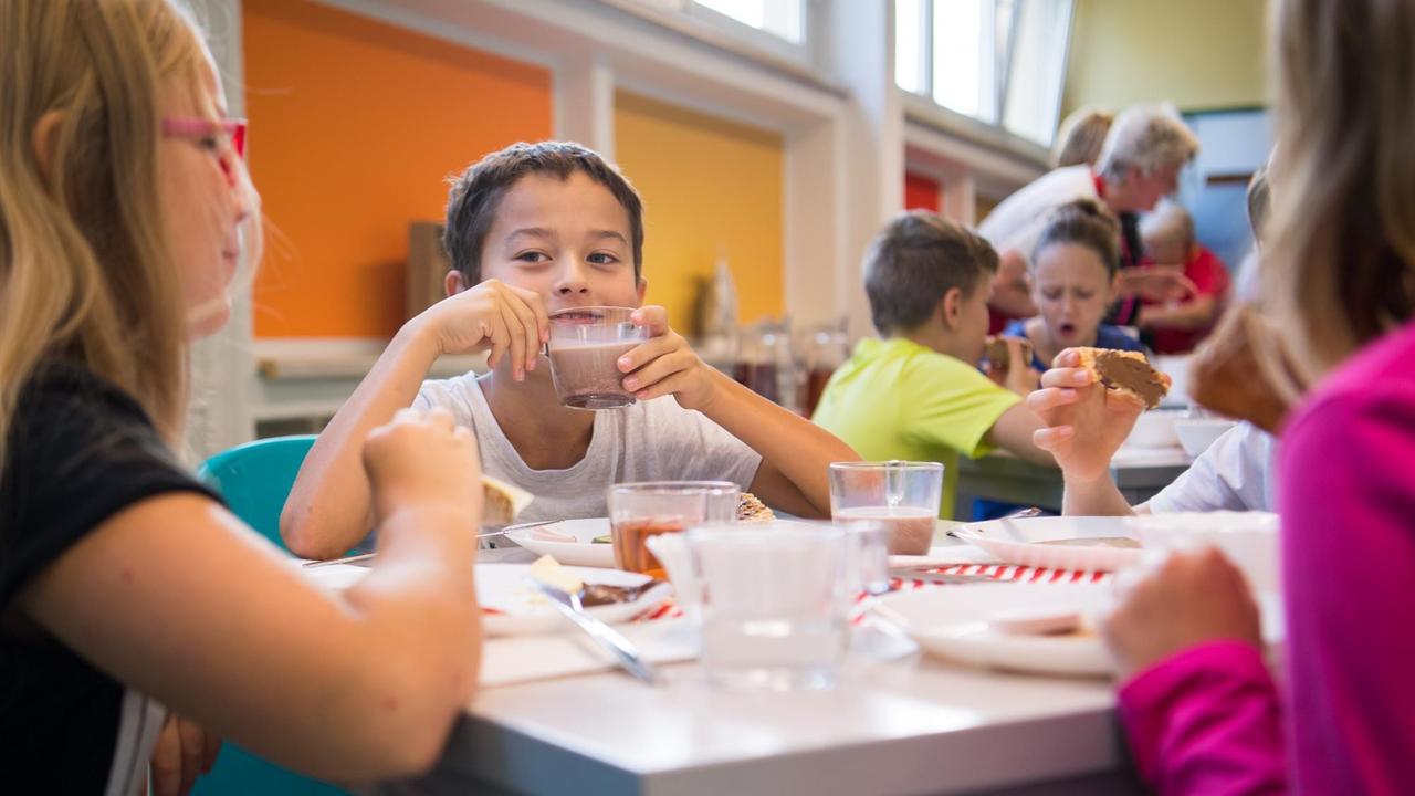 31.08.2018, Sachsen, Pirna: Grundschüler bekommen durch den Verein brotZeit e.V. ein kostenloses Frühstück vor Unterrichtsbeginn. Die Schule im Pirnaer Ortsteil Sonnenstein ist eine der ersten in der Förderregion Dresden, die eine Kooperation mit dem Verein einging. 31.08.2018, Sachsen, Pirna: Grundschüler bekommen durch den Verein brotZeit e.V. ein kostenloses Frühstück vor Unterrichtsbeginn. Die Schule im Pirnaer Ortsteil Sonnenstein ist eine der ersten in der Förderregion Dresden, die eine Kooperation mit dem Verein einging.