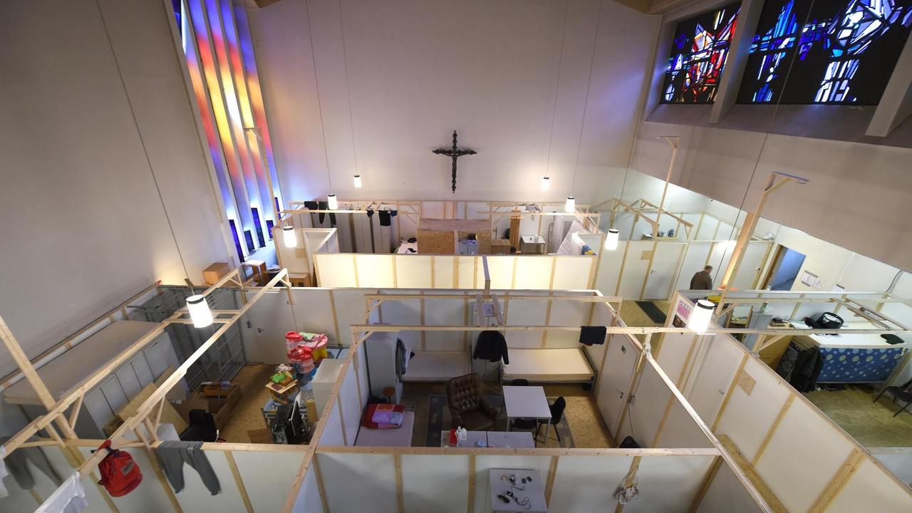 Blick am 30.10.2016 in die Kirche St. Benedikt in Bremen, in der provisorische Flüchtlingsunterkünfte aufgebaut sind. Zum 50. Geburtstag der Kirche besuchte der Osnabrücker Bischof das Gotteshaus. Seit rund zehn Monaten ist die Kirche Notunterkunft, derzeit lebt dort noch rund ein Dutzend Geflüchtete. Foto: Carmen Jaspersen/dpa | Blick am 30.10.2016 in die Kirche St. Benedikt in Bremen, in der provisorische Flüchtlingsunterkünfte aufgebaut sind. Zum 50. Geburtstag der Kirche besuchte der Osnabrücker Bischof das Gotteshaus. Seit rund zehn Monaten ist die Kirche Notunterkunft, derzeit lebt dort noch rund ein Dutzend Geflüchtete. Foto: Carmen Jaspersen/dpa |