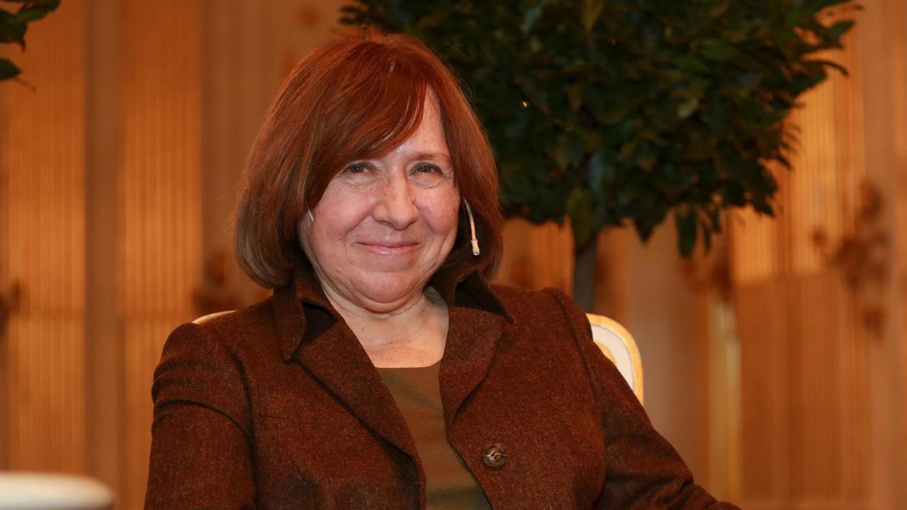 Die Literatur-Nobelpreisträgerin Swetlana Alexejewitsch von 2015 Die Literatur-Nobelpreisträgerin Swetlana Alexejewitsch von 2015