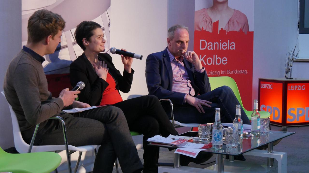 Daniela Kolbe bei einer Podiumsdiskussion in Leipzig Daniela Kolbe bei einer Podiumsdiskussion in Leipzig