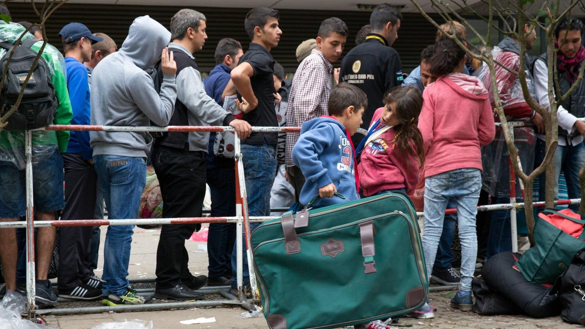 Flüchtlinge warten in einer Schlange vor dem Berliner Landesamt für Gesundheit und Soziales. Flüchtlinge warten in einer Schlange vor dem Berliner Landesamt für Gesundheit und Soziales.