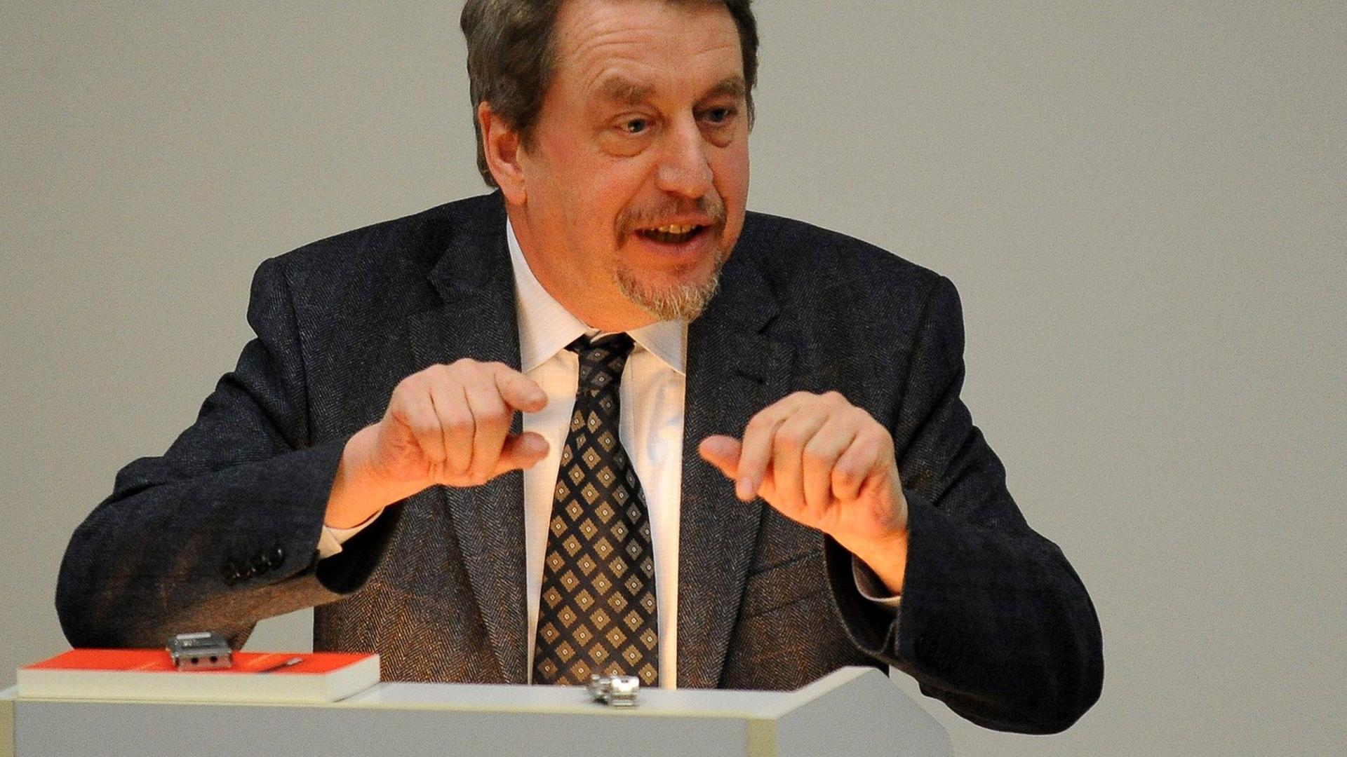 Der Sozialphilosoph Hans Joas steht an einem Pult und hält eine Rede. Der Sozialphilosoph Hans Joas steht an einem Pult und hält eine Rede.