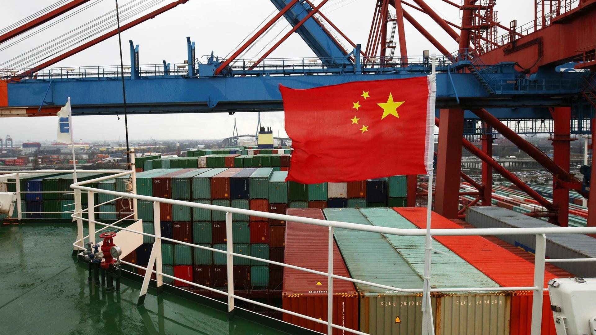 Ein chinesisches Containerschiff liegt im Hamburger Hafen.