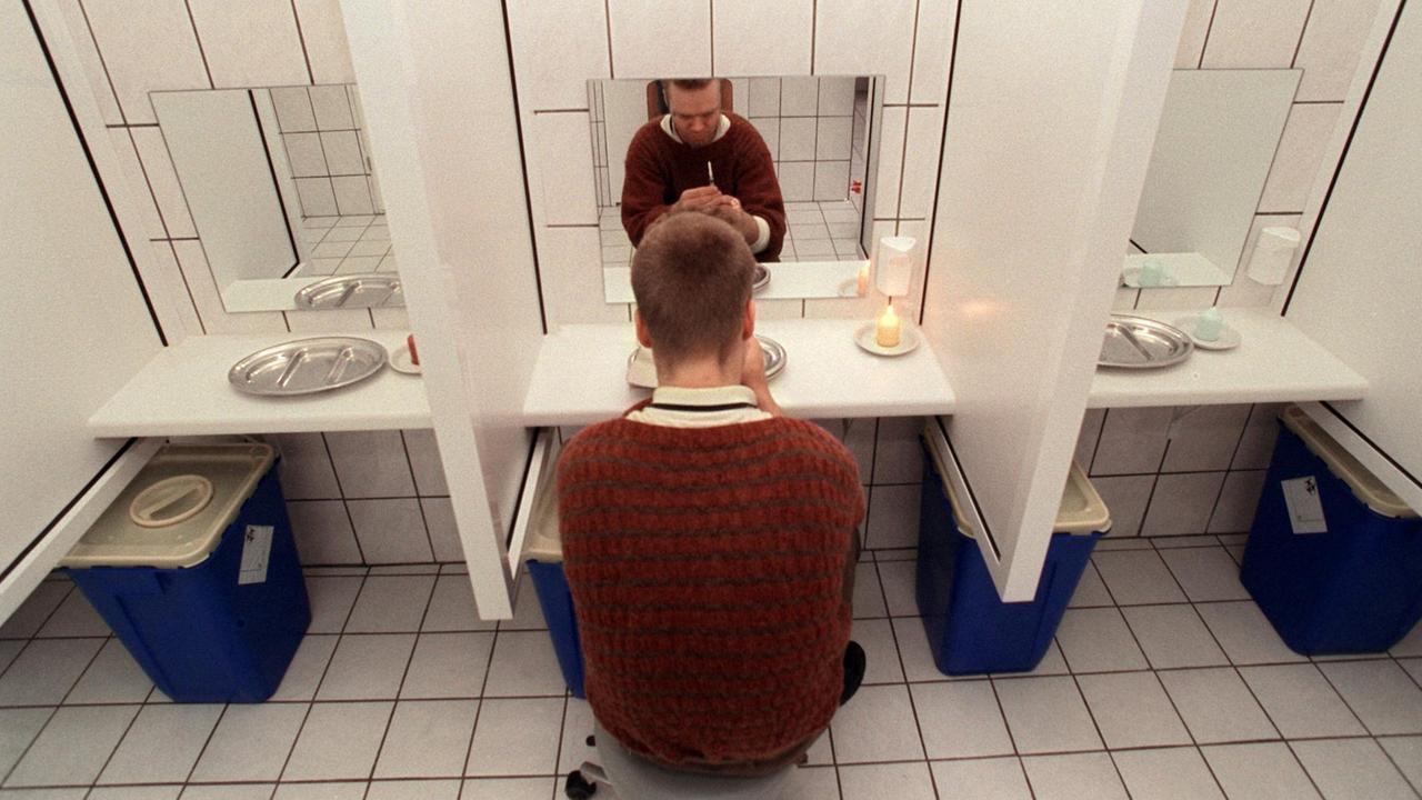 Ein Junkie zieht eine Spritze in einer der insgesamt acht Boxen im Saarbrücker Drogenhilfezentrum auf. Ein Junkie zieht eine Spritze in einer der insgesamt acht Boxen im Saarbrücker Drogenhilfezentrum auf.