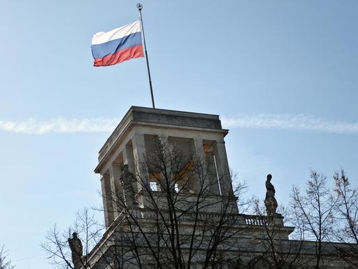 Die russische Flagge weht auf dem Gebäude der Botschaft der Russischen Föderation in Berlin.