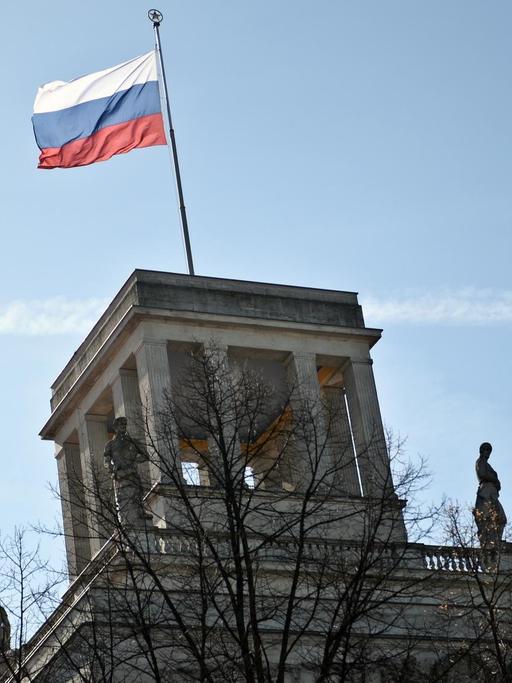 Die russische Flagge weht auf dem Gebäude der Botschaft der Russischen Föderation in Berlin.