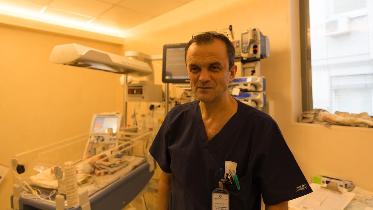 Leiter der Intensivstation eines Bukarester Kinderkrankenhauses, Cătălin Cîrstoveanu, im Zimmer eines Säuglings. Leiter der Intensivstation eines Bukarester Kinderkrankenhauses, Cătălin Cîrstoveanu, im Zimmer eines Säuglings.