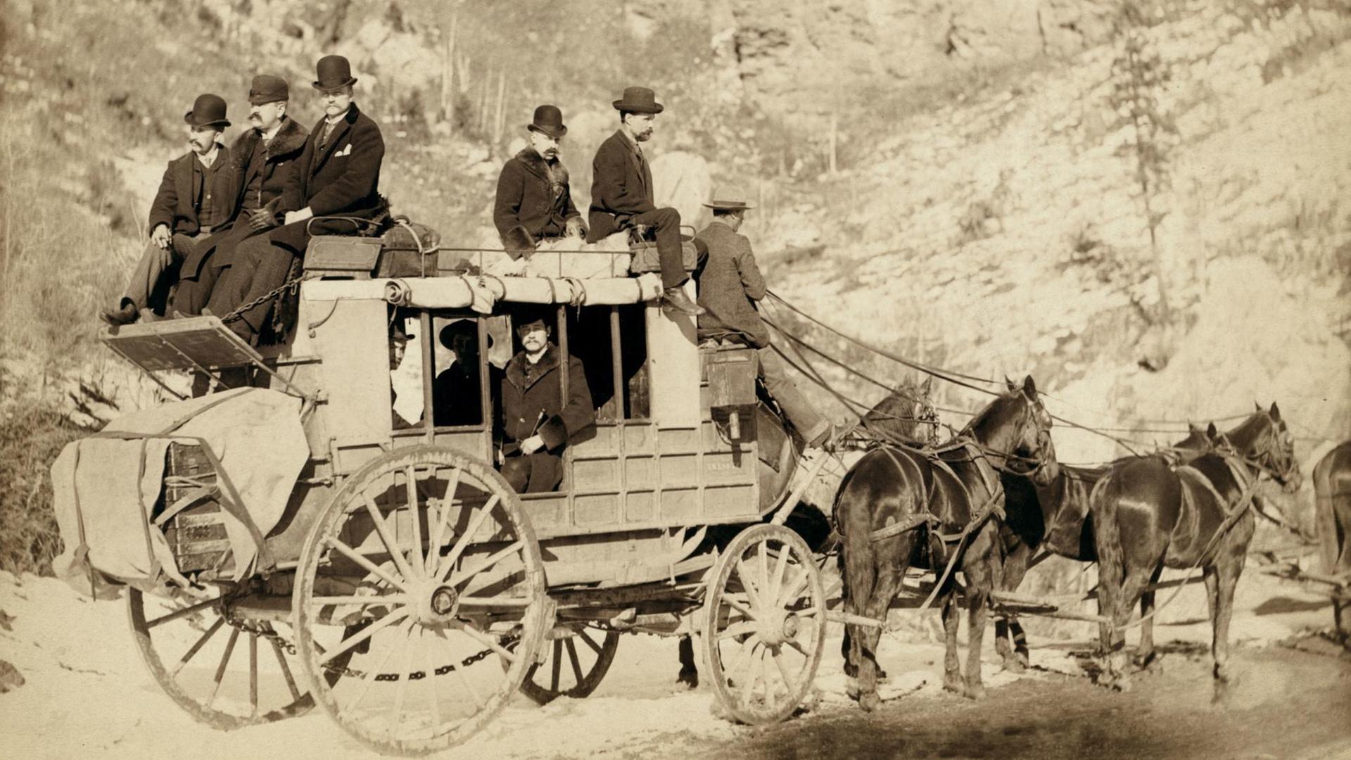 Eine Postkutsche in den USA, aufgenommen 1889. Mit solchen Kutschen wurden im Wilden Westen Briefe, Waren und nicht zuletzt Menschen transportiert. Eine Postkutsche in den USA, aufgenommen 1889. Mit solchen Kutschen wurden im Wilden Westen Briefe, Waren und nicht zuletzt Menschen transportiert.