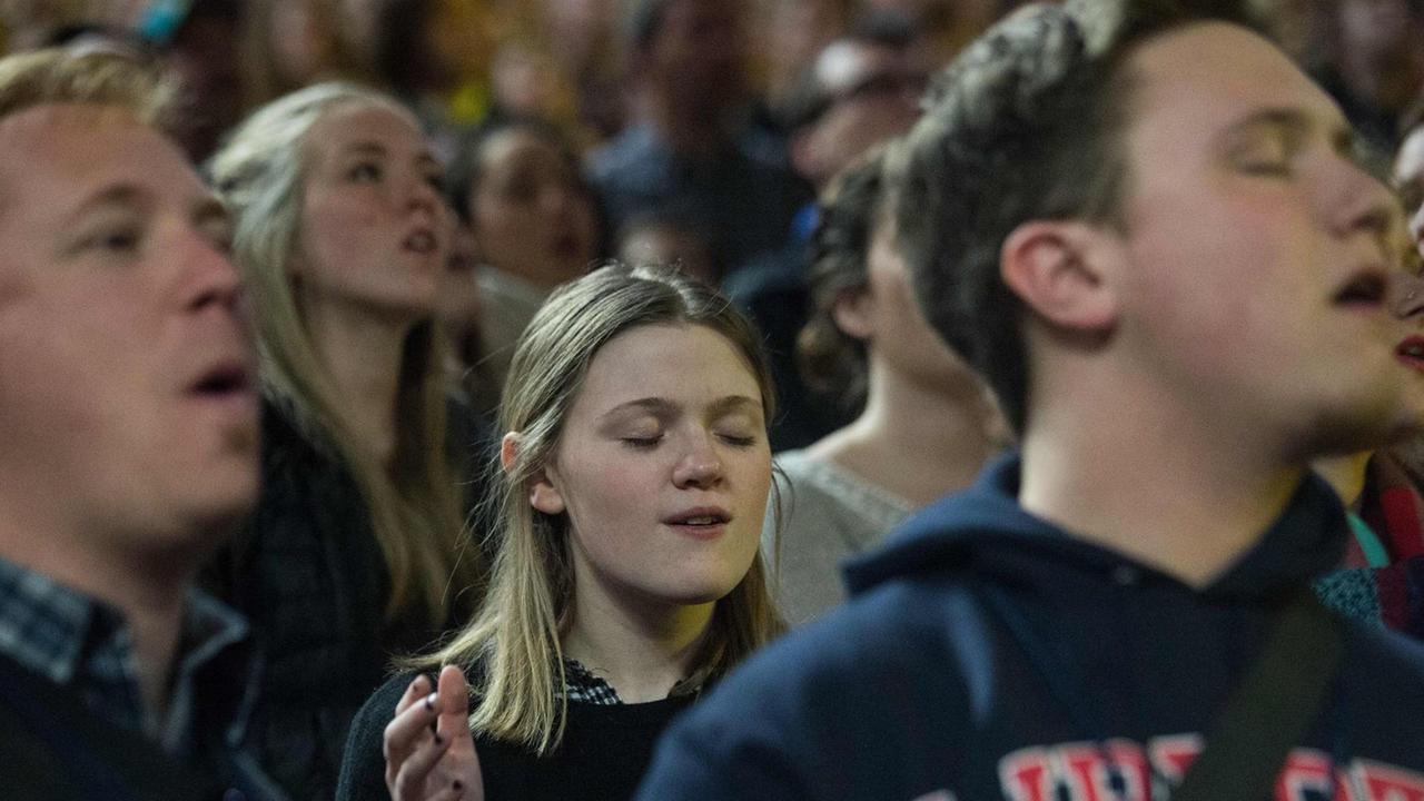 An der Liberty Universtiy in Lynchburg, Virginia singen Studenten ein christiliches Lied vor dem Auftritt von Donald Trump An der Liberty Universtiy in Lynchburg, Virginia singen Studenten ein christiliches Lied vor dem Auftritt von Donald Trump