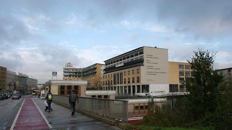 Alice-Salomon-Hochschule in Berlin-Hellersdorf mit dem Gedicht "avenidas" von Eugen Gomringer an der Fassade Alice-Salomon-Hochschule in Berlin-Hellersdorf mit dem Gedicht "avenidas" von Eugen Gomringer an der Fassade