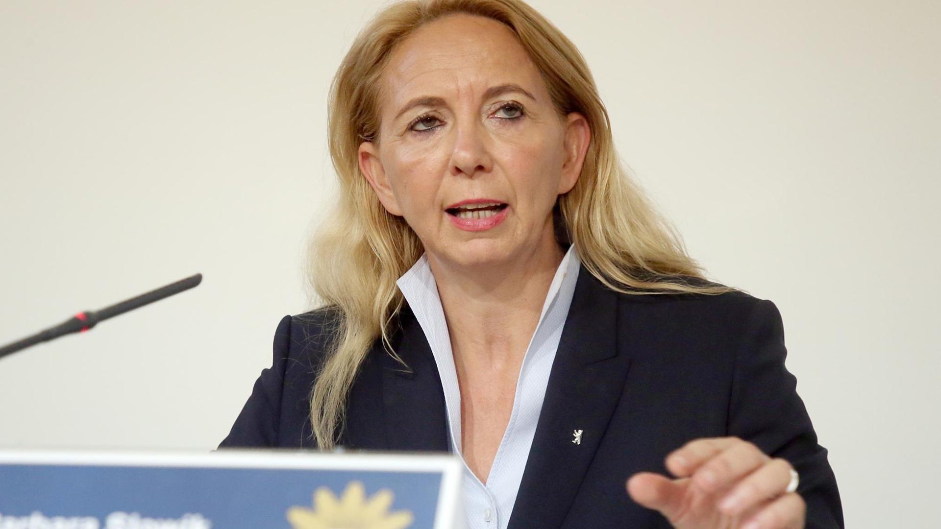 Barbara Slowik, Polizeipräsidentin, steht bei einer Pressekonferenz zur Vorstellung eines Berichts der Berliner Polizei zum Terroranschlag auf den Weihnachtsmarkt am Breitscheidplatz an einem Pult und spricht.