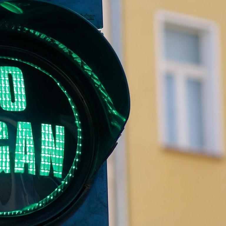 Beschriftete Ampel in Berlin zeigt GO vegan