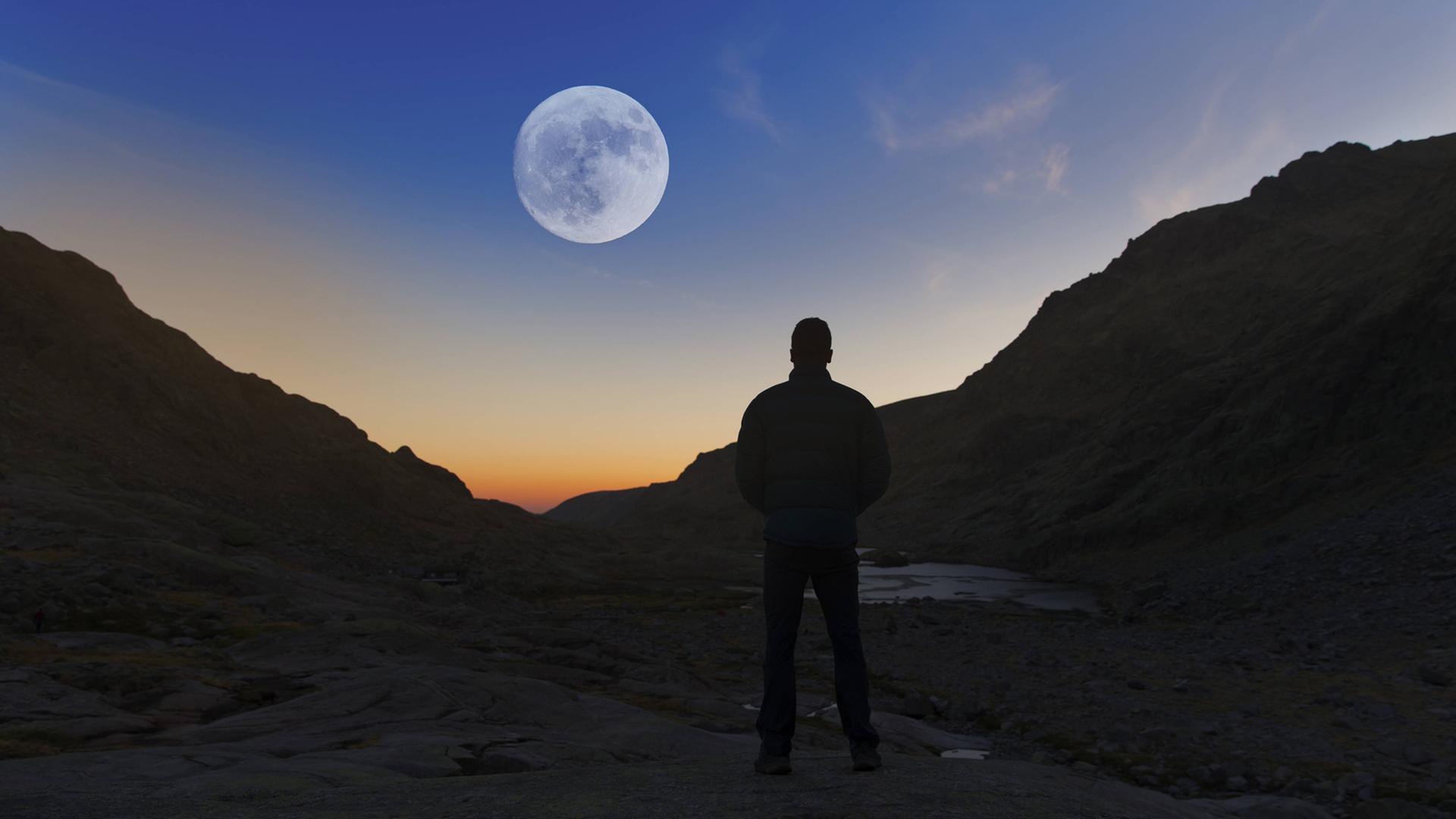 Ein Mann betrachtet den Mond, aufgenommen in der spanischen Sierra de Gredos Ein Mann betrachtet den Mond, aufgenommen in der spanischen Sierra de Gredos