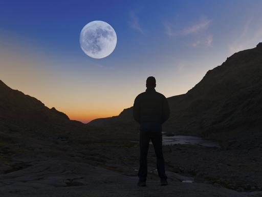 Ein Mann betrachtet den Mond, aufgenommen in der spanischen Sierra de Gredos