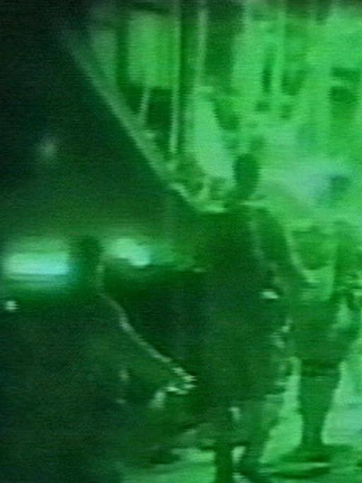 Was bedeutet Krieg im Zeitalter seiner medialen Direktübertragung?Oktober 2001: Bodentruppen der US-Spezialeinheiten beim Einsteigen in ein Transportflugzeug, das sie für Bodenoperationen der Spezialeinheiten in das von den Taliban kontrollierte Afghanistan absetzen wird.