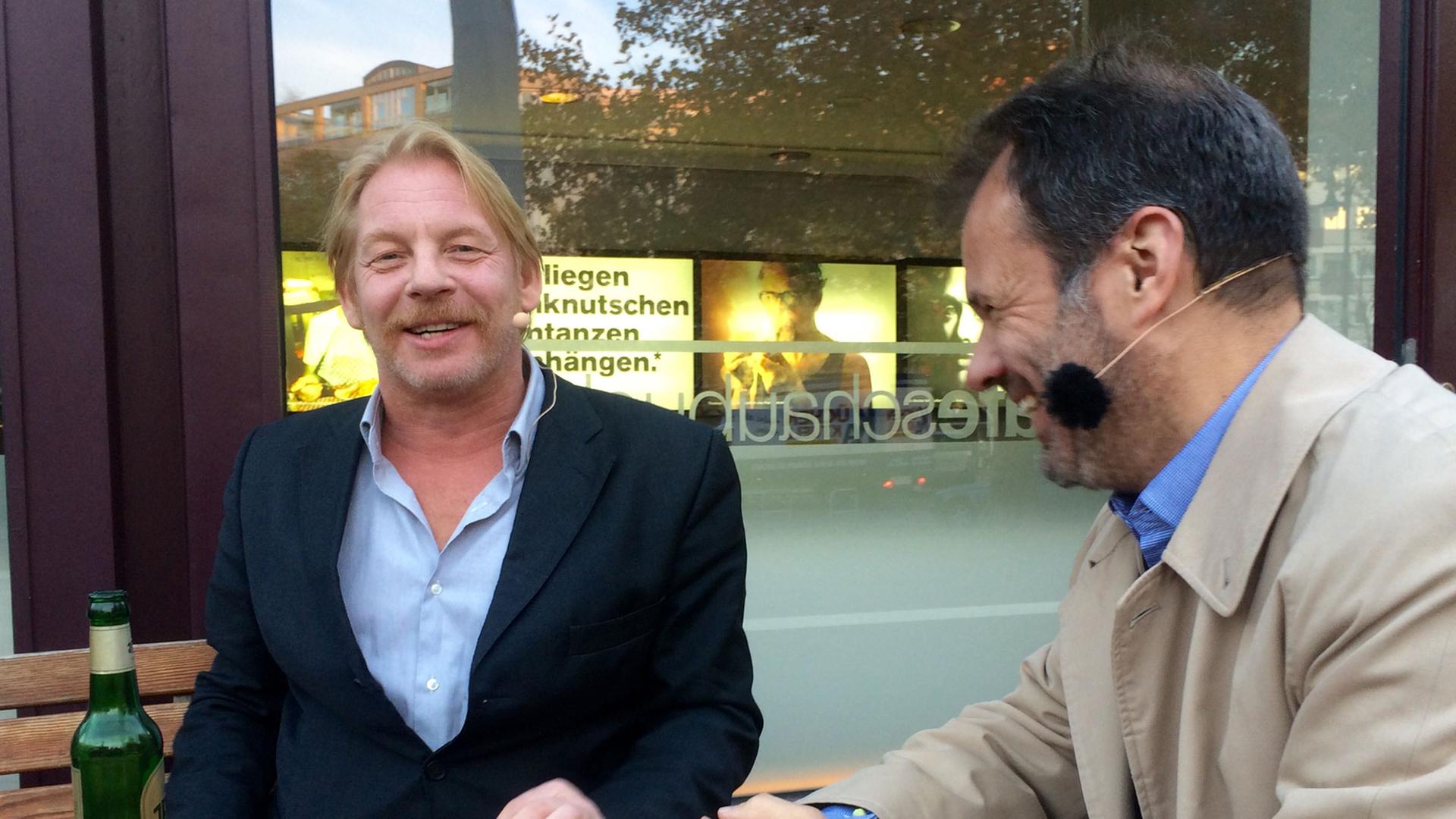 Ben Becker mit Holger Hettinger vor der Schaubühne. Ben Becker mit Holger Hettinger vor der Schaubühne.