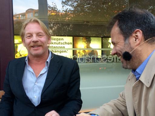 Ben Becker mit Holger Hettinger vor der Schaubühne.