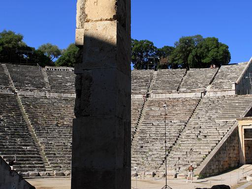 Epidauros ist die bedeutendste antike Kultstätte für den Heilgott Asklepios in Griechenland. Sie liegt auf der Peloponnes in der Region Argolis und gehört seit 1988 zum UNESCO-Weltkulturerbe.
