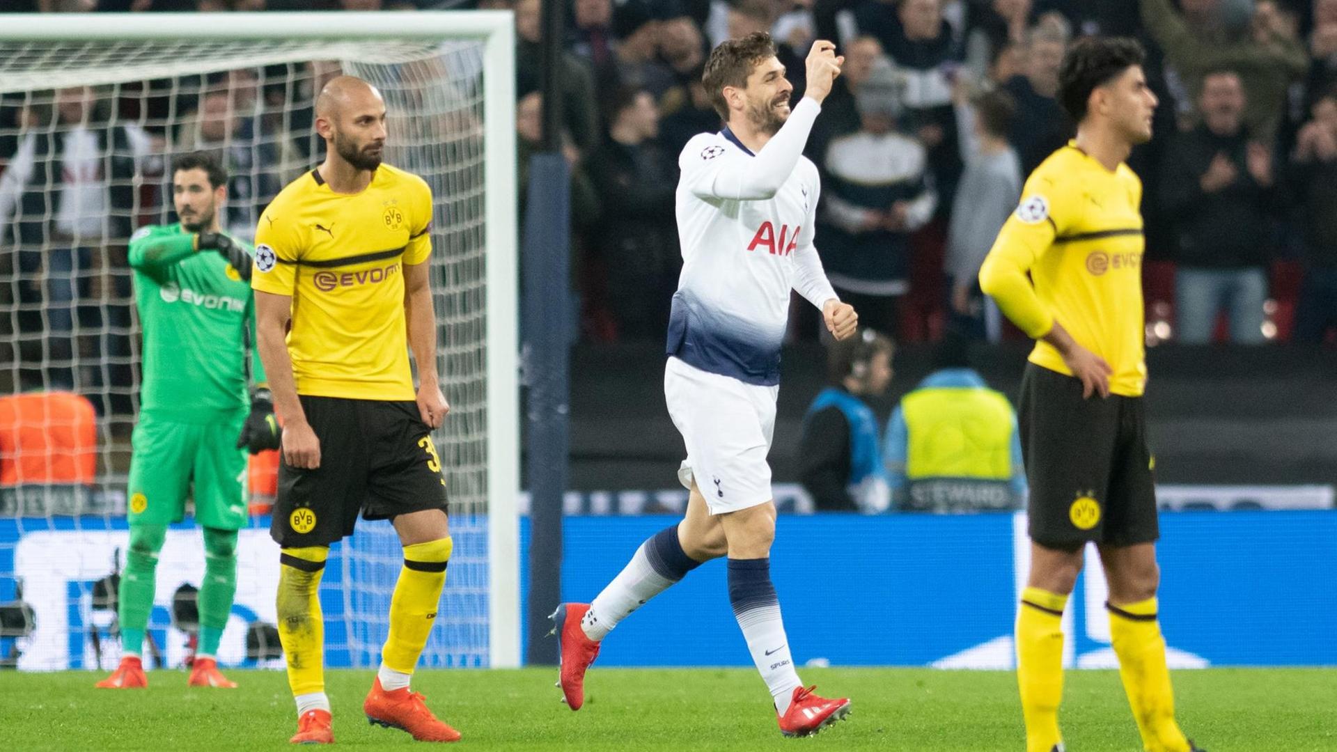 Dortmunds Torwart Roman Bürki (l.), Ömer Toprak und Mahmoud Dahoud (r.) stehen nach dem 3:0 durch Fernando Llorente (2.v.r.) auf dem Rasen. Foto: Bernd Thissen/dpa | Verwendung weltweit Dortmunds Torwart Roman Bürki (l.), Ömer Toprak und Mahmoud Dahoud (r.) stehen nach dem 3:0 durch Fernando Llorente (2.v.r.) auf dem Rasen. Foto: Bernd Thissen/dpa | Verwendung weltweit