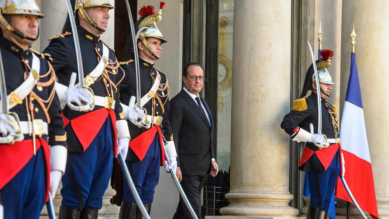 Frankreichs Präsident François Hollande vor dem Elysée-Palast in Paris Frankreichs Präsident François Hollande vor dem Elysée-Palast in Paris