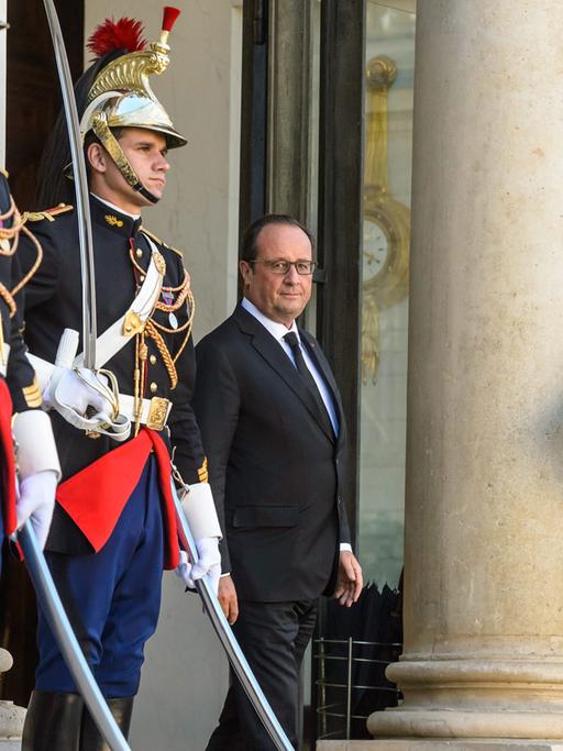 Frankreichs Präsident François Hollande vor dem Elysée-Palast in Paris