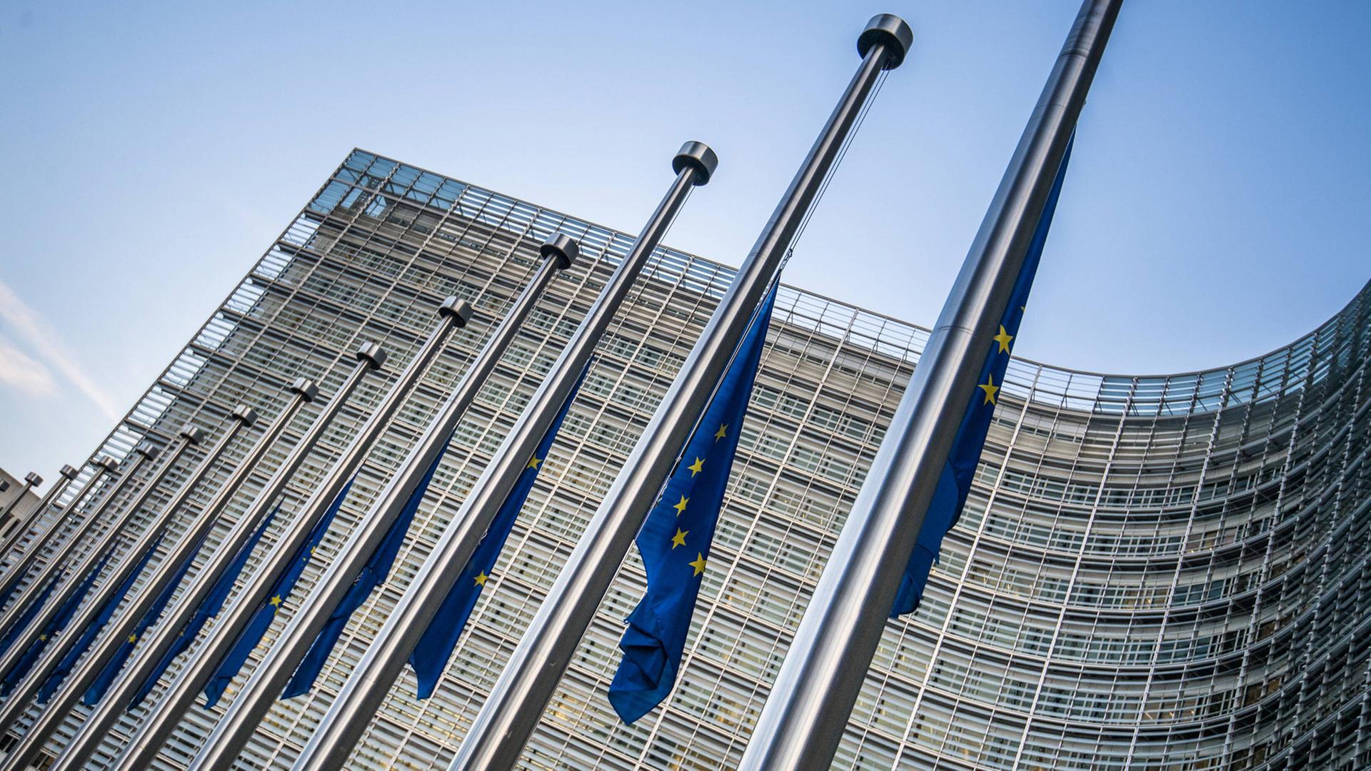 Hauptsitz der Europäischen Union in Brüssel: Zum Gedenken an die ermordete maltesische Journalistin Daphne Caruana Galizia sind die Flaggen am 3. November 2017 auf Halbmast. Hauptsitz der Europäischen Union in Brüssel: Zum Gedenken an die ermordete maltesische Journalistin Daphne Caruana Galizia sind die Flaggen am 3. November 2017 auf Halbmast.