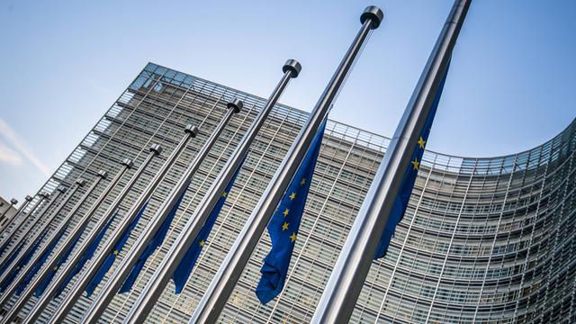 Hauptsitz der Europäischen Union in Brüssel: Zum Gedenken an die ermordete maltesische Journalistin Daphne Caruana Galizia sind die Flaggen am 3. November 2017 auf Halbmast.