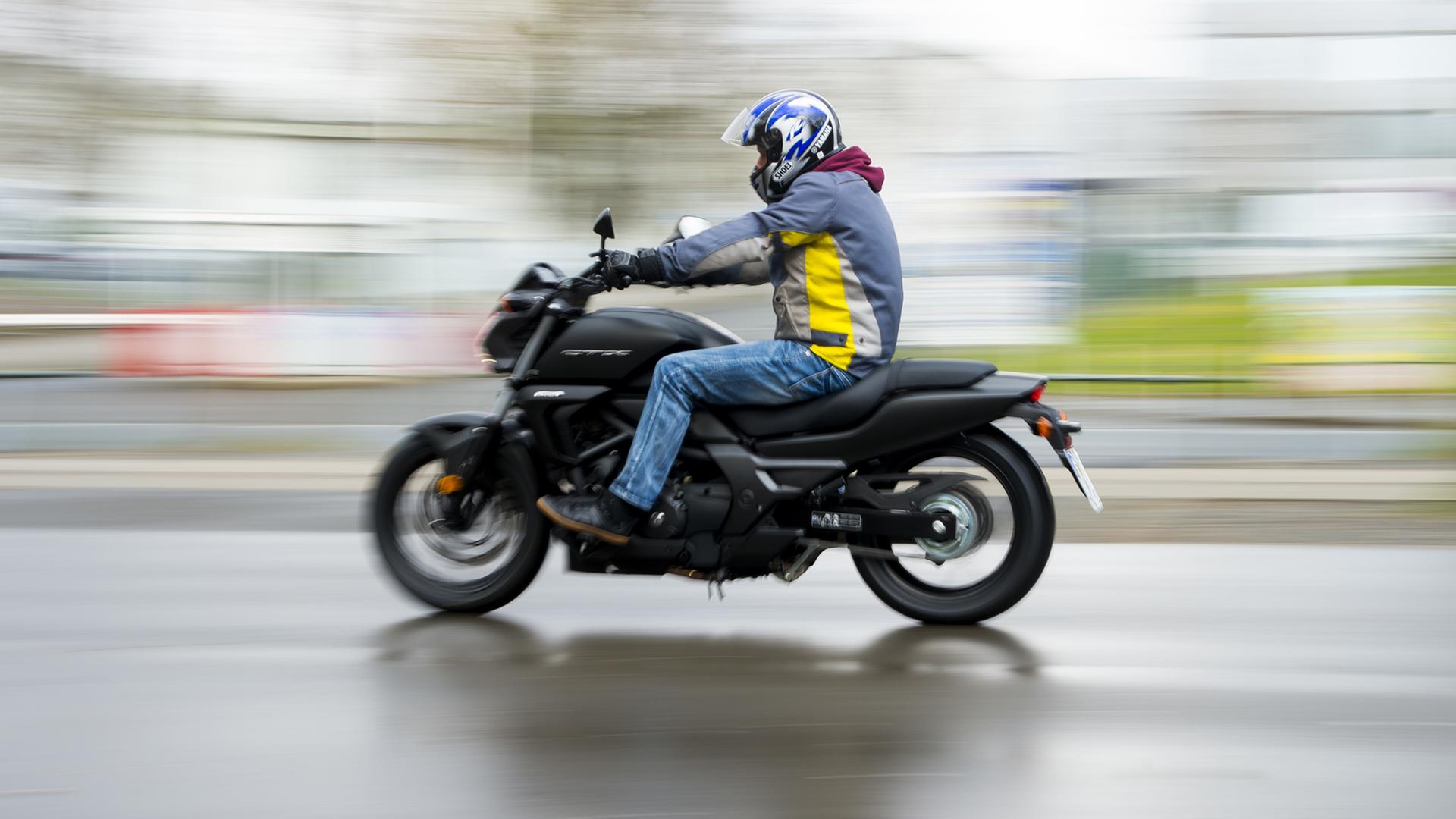 Ein Motorradfahrer auf einer Honda CTX 700 Ein Motorradfahrer auf einer Honda CTX 700
