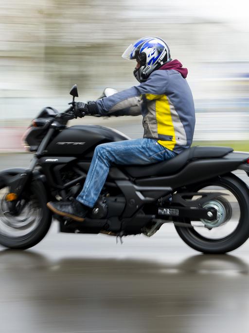 Ein Motorradfahrer auf einer Honda CTX 700