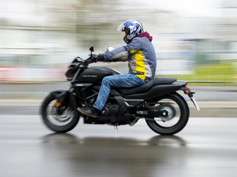 Ein Motorradfahrer auf einer Honda CTX 700