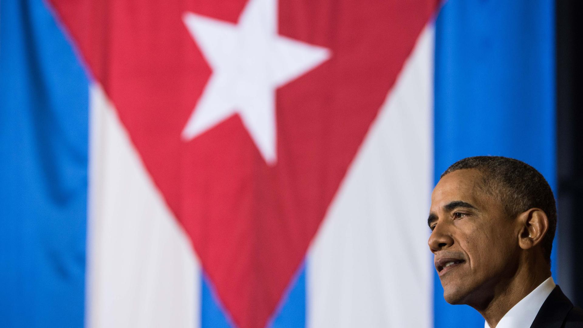 US-Präsident Barack Obama steht vor einer kubanischen und einer US-Flagge. US-Präsident Barack Obama steht vor einer kubanischen und einer US-Flagge.