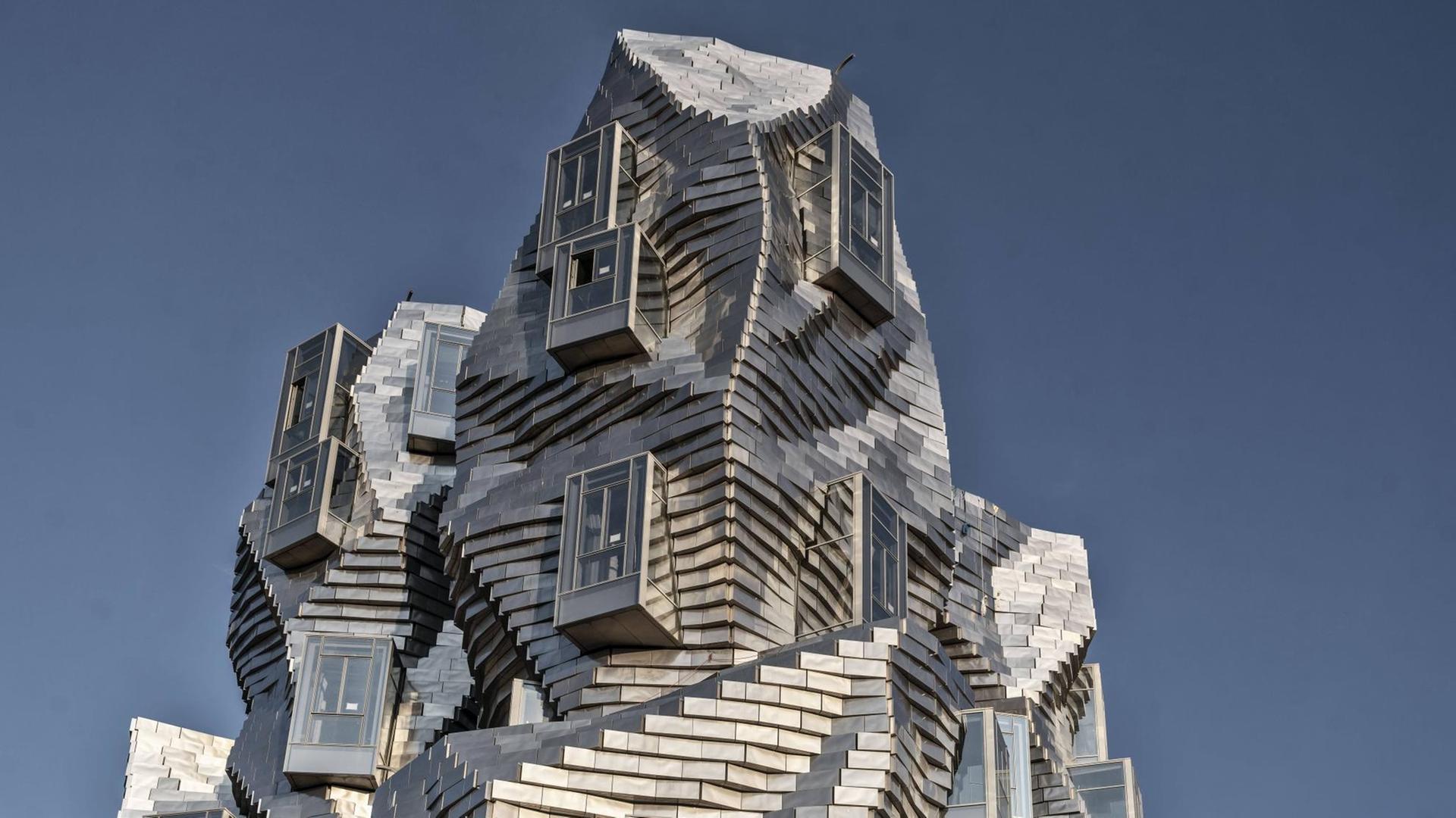 Das Kulturzentrum in Arles von Frank Gehry sieht aus wie zerknülltes Butterbrotpapier. Das Kulturzentrum in Arles von Frank Gehry sieht aus wie zerknülltes Butterbrotpapier.