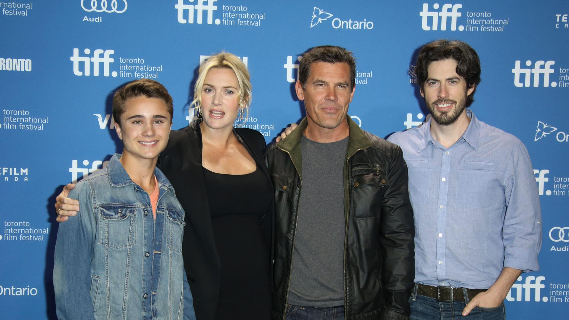 Gattlin Griffith (l.), Kate Winslet, Josh Brolin und Regisseur Jason Reitman posieren vor der Pressekonferenz zum Film "Labor Day" auf dem 38. internationalen Film-Festival im kanadischen Toronto am 07.09.2013. Gattlin Griffith (l.), Kate Winslet, Josh Brolin und Regisseur Jason Reitman posieren vor der Pressekonferenz zum Film "Labor Day" auf dem 38. internationalen Film-Festival im kanadischen Toronto am 07.09.2013.