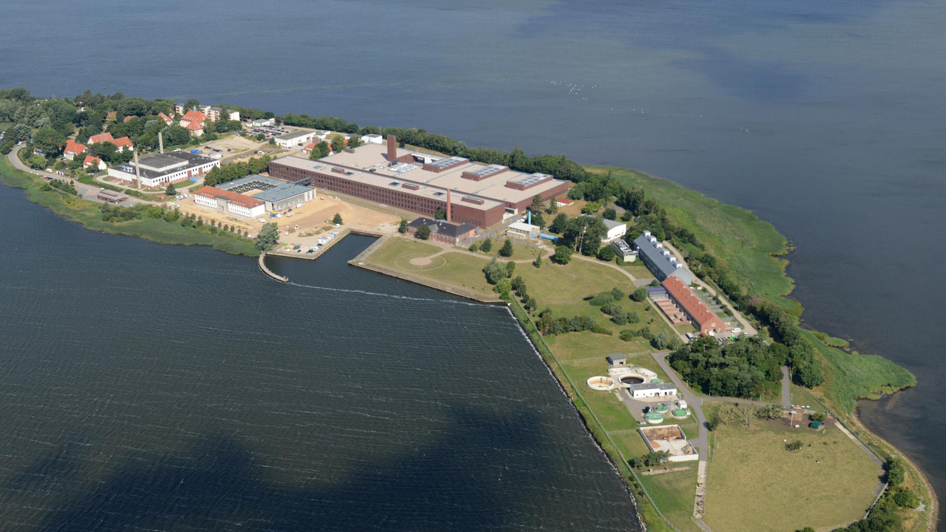Die Insel Riems (Mecklenburg-Vorpommern) im Südwesten des Greifswalder Boddens mit dem Forschungskomplex (M) und Hauptsitz des Friedrich-Loeffler-Instituts (FLI) für Tierseuchenforschung, aufgenommen am 12.08.2013. Die Insel Riems (Mecklenburg-Vorpommern) im Südwesten des Greifswalder Boddens mit dem Forschungskomplex (M) und Hauptsitz des Friedrich-Loeffler-Instituts (FLI) für Tierseuchenforschung, aufgenommen am 12.08.2013.
