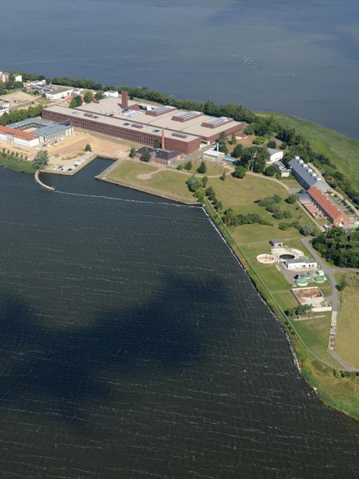 Die Insel Riems (Mecklenburg-Vorpommern) im Südwesten des Greifswalder Boddens mit dem Forschungskomplex (M) und Hauptsitz des Friedrich-Loeffler-Instituts (FLI) für Tierseuchenforschung, aufgenommen am 12.08.2013.